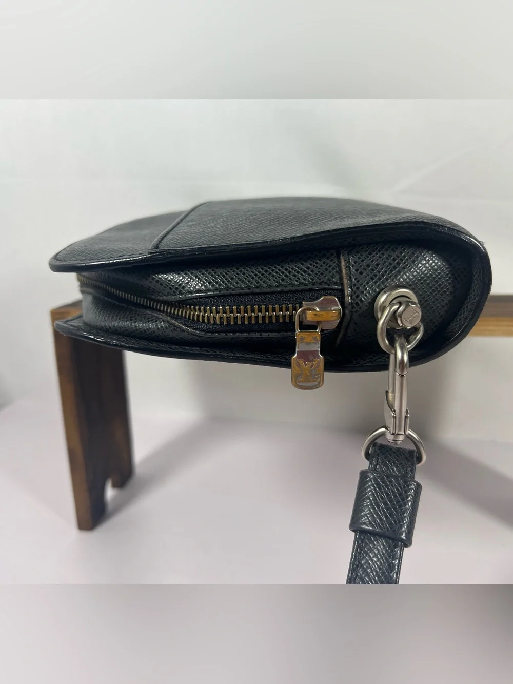 7091: Louis Vuitton Taiga Leather Zip Wristlet Clutch Black
